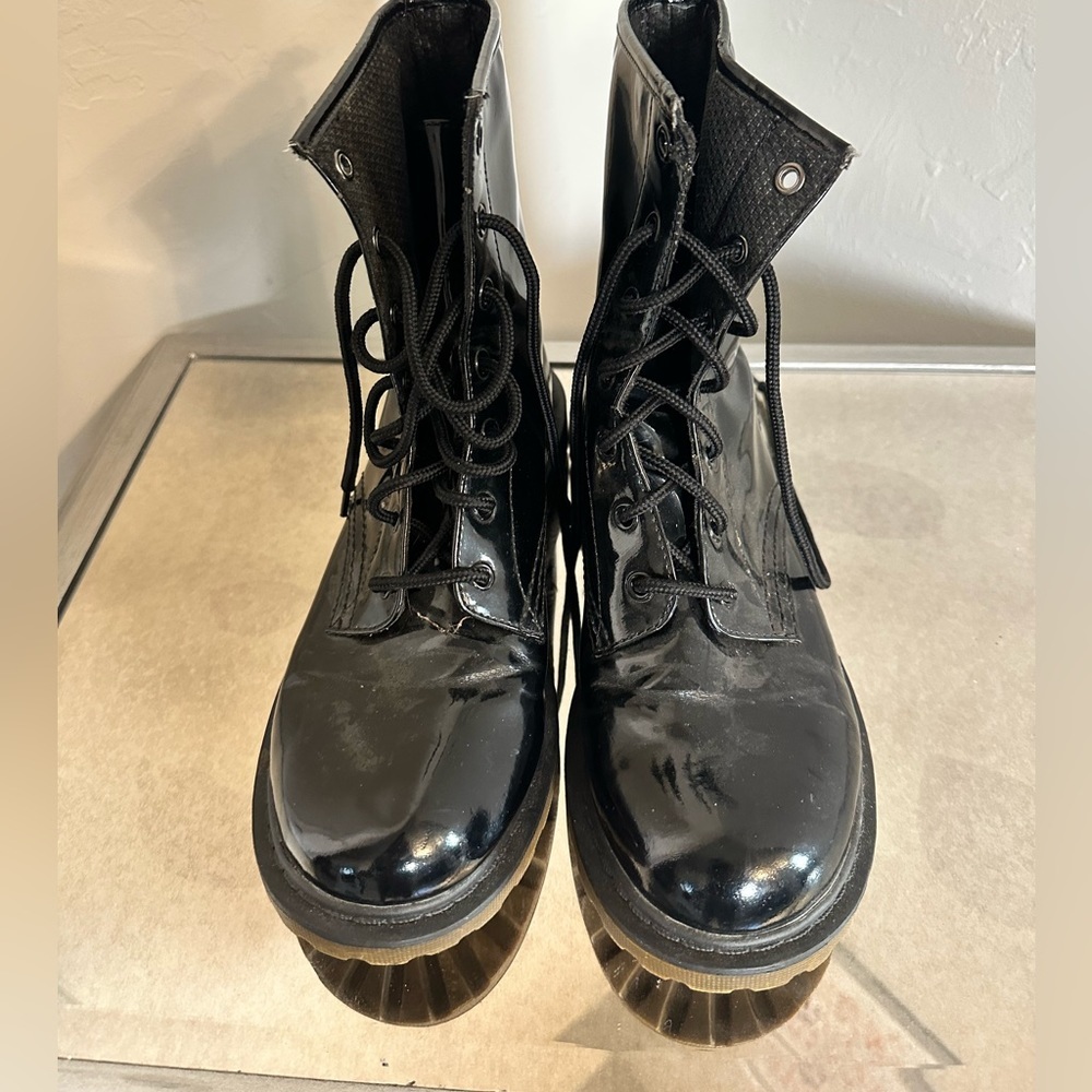 Combat boots
